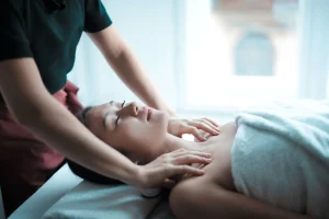 The Benefits of Massage for Women: Relaxation and Wellness - Massagetherapistdoingmassageforawoman