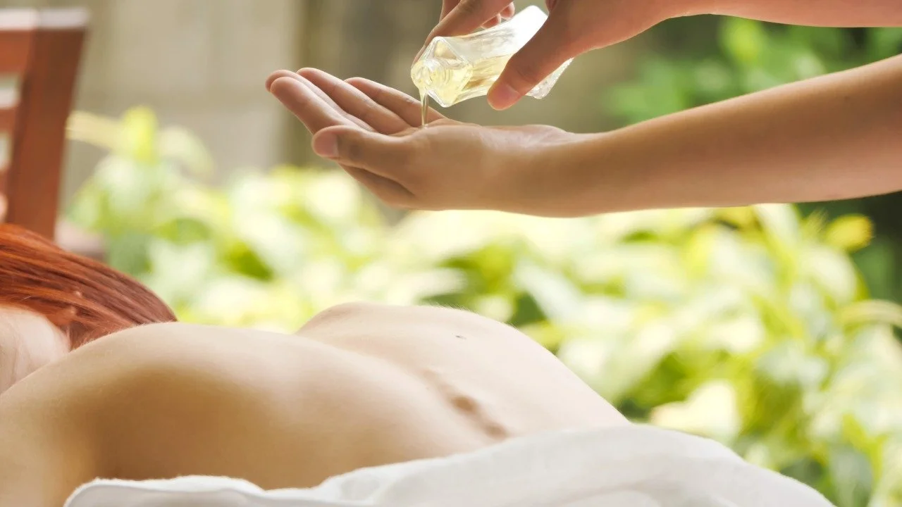 5 Best Massage Oils for Couples - howtousemassageoil